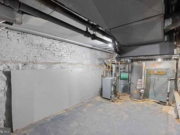 231 S Broadway — Photo 24