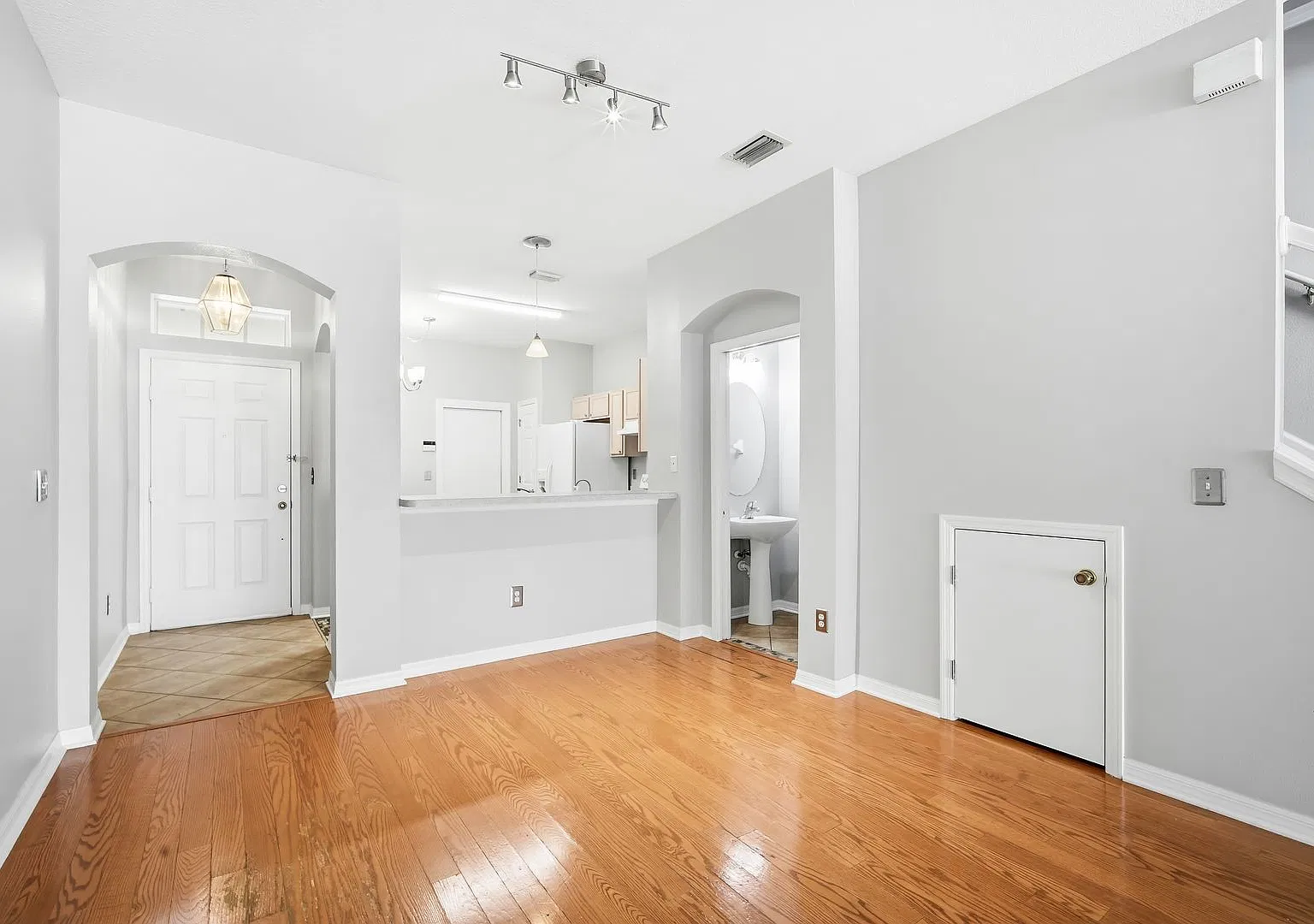 Charming 2-Bedroom Townhome in Windsor Place-Prime Location! — Photo 3