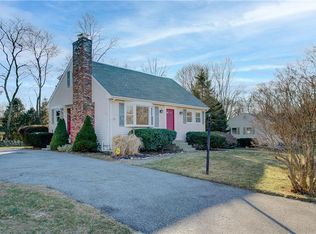 33 Ridgeway Dr, Warren, RI 02885
