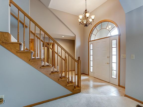 3rd image of 332 Hastings Ct