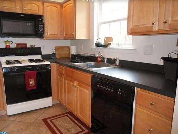 Kitchen : The window faces the community garden patio