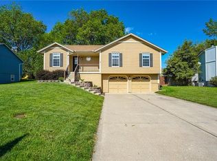 1612 NE Whitestone Dr, Lees Summit, MO 64086