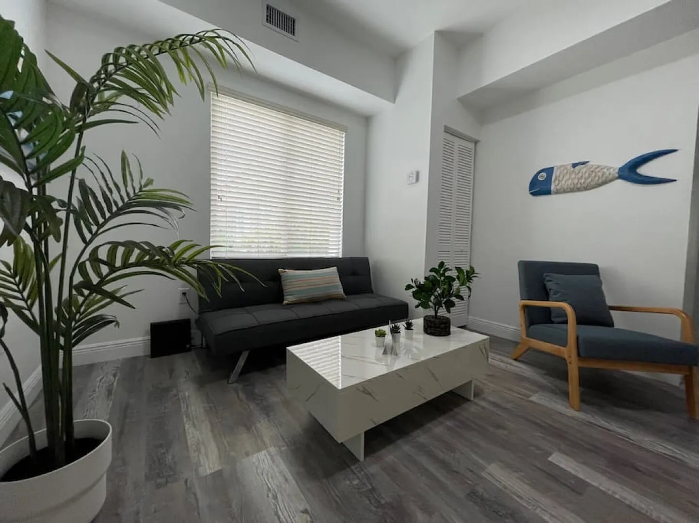 Upstairs 2bed/1bath Apt w/parking Coral Gabels — Photo 2