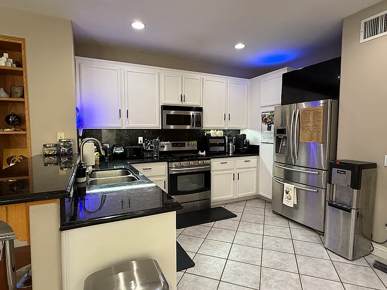 2527 Aurora Ln — Photo 4