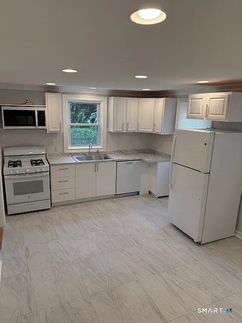 3 bed, 1.0 bath, 1000 sqft, $2,700 — Photo 3