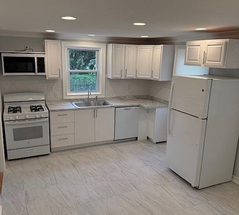 3rd image of 11 High Ridge Dr