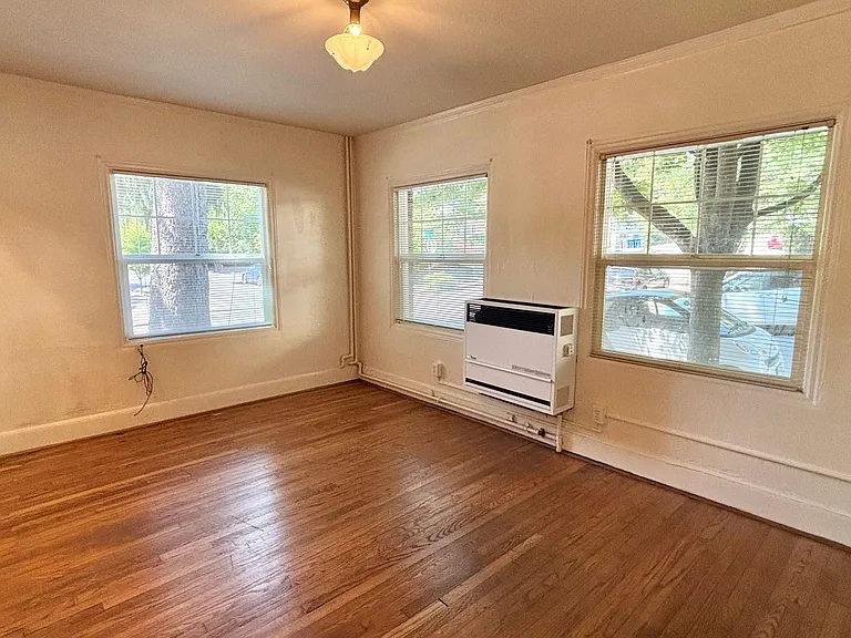 T0108 - Laurelview Apartments — Photo 3