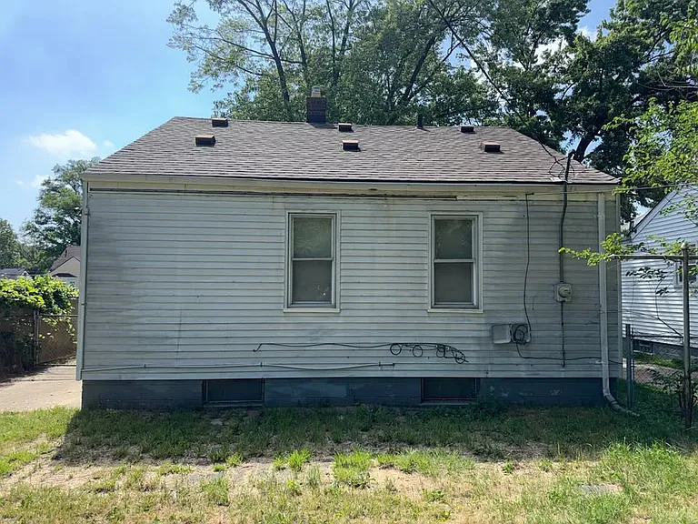 19328 Dresden St — Photo 15