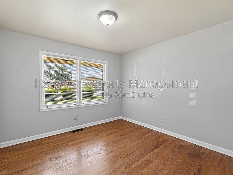2105 Eastland Dr — Photo 9