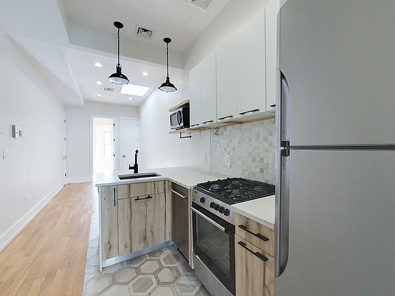 4th image of 597 Park Pl APT 4R