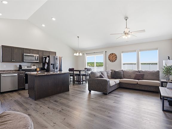 3rd image of 114 Blue Jay Ave