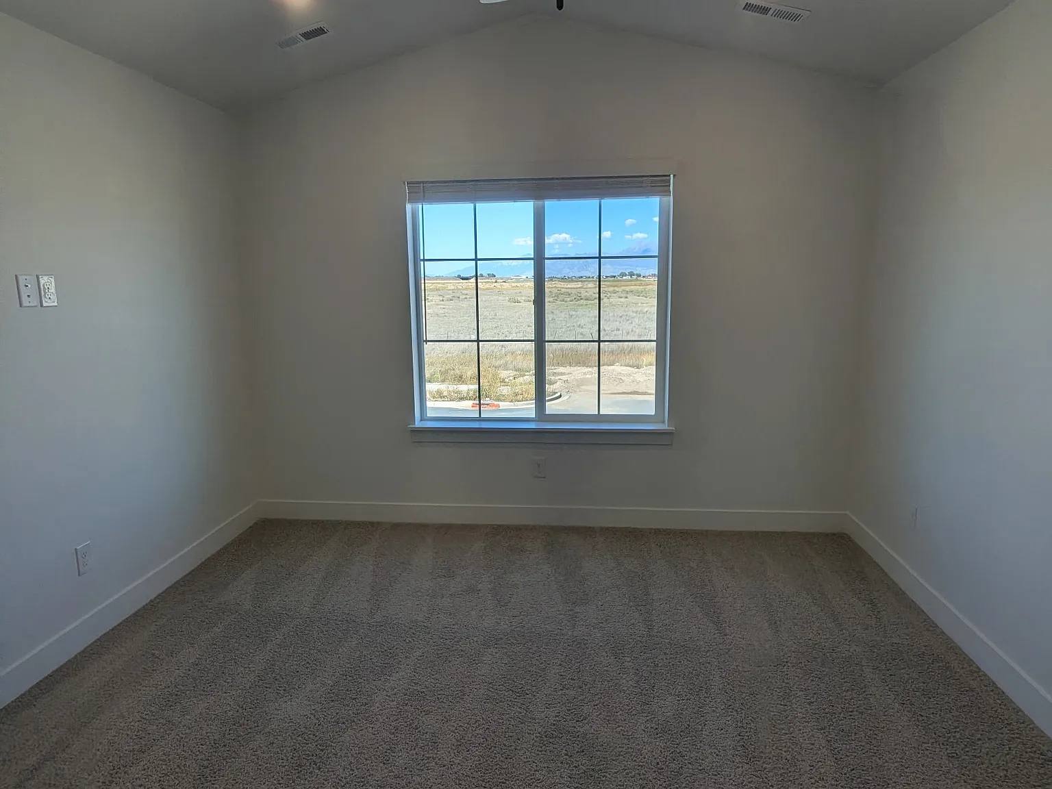 3 bed, 2.5 bath, 1672 sqft, $1,975 — Photo 1