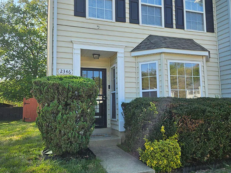 2346 Hazelwood Ct — Photo 2