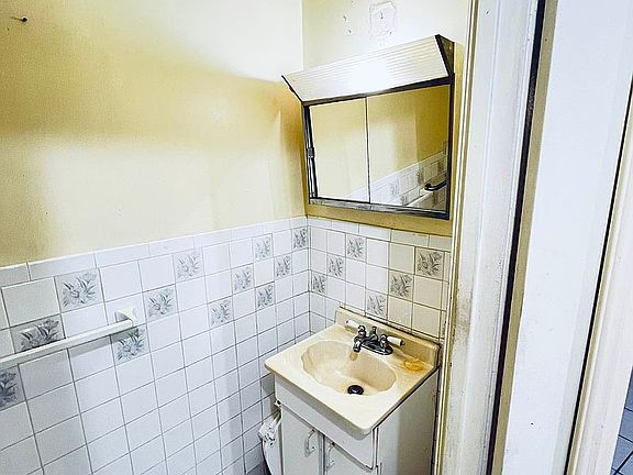 5th image of 267 Berriman St