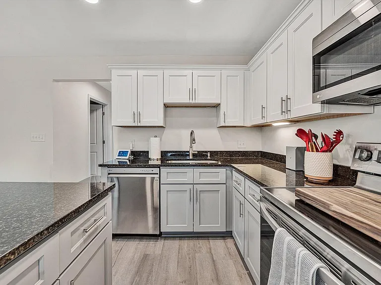 140 W Calhoun St — Photo 21