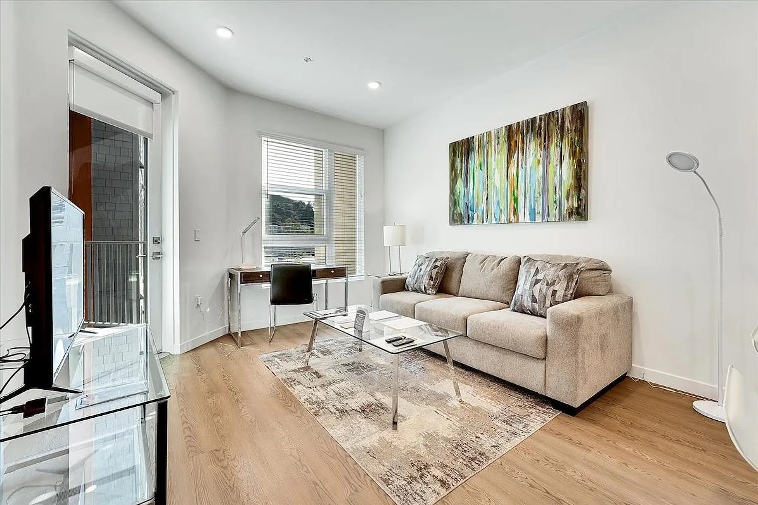 1 bed, 1.0 bath, 731 sqft, $7,170 — Photo 2
