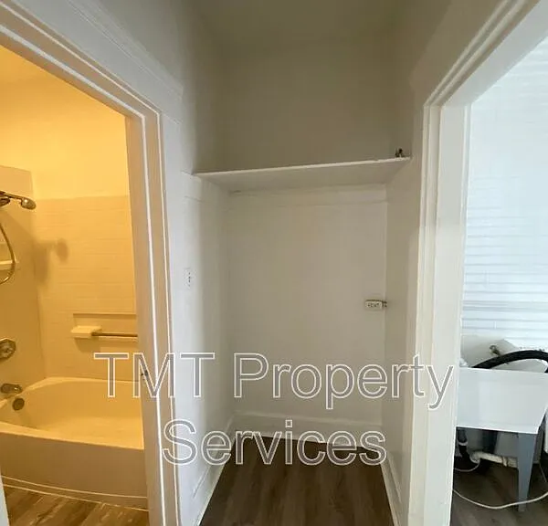 202-208 W Oak St #208 W OAK STREET — Photo 19