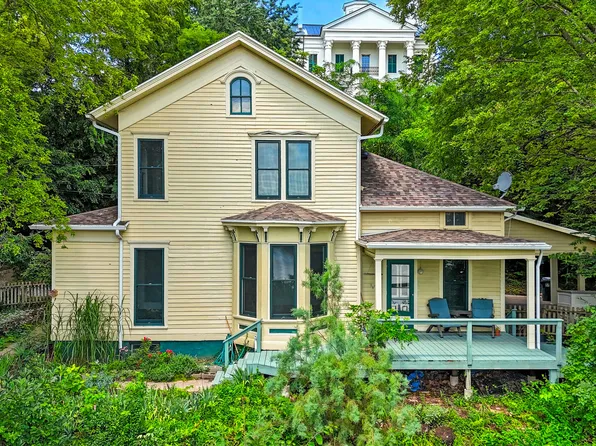 718 W 2nd St, Muscatine, IA 52761