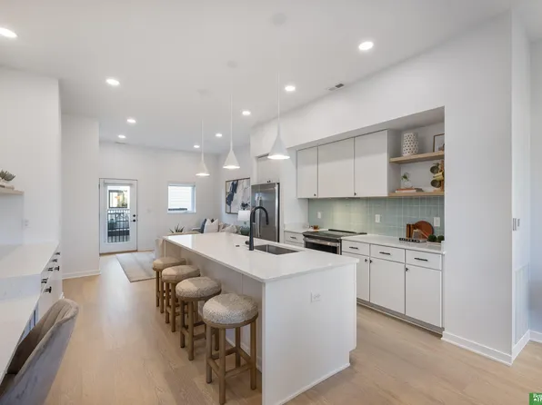 5325 Elmwood Plz, Omaha, NE 68106