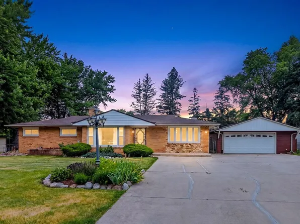 106 Superior Ave, Machesney Park, IL 61115