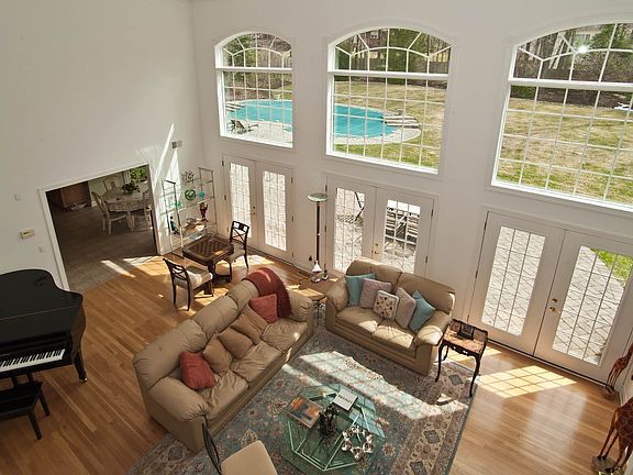 4th image of 8 Canoe Brook Dr