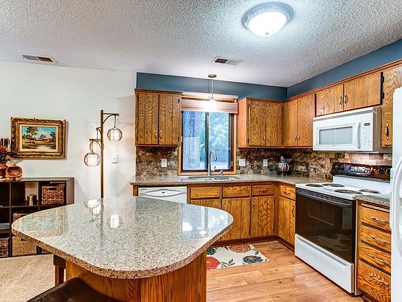 3rd image of 102 E South Dr