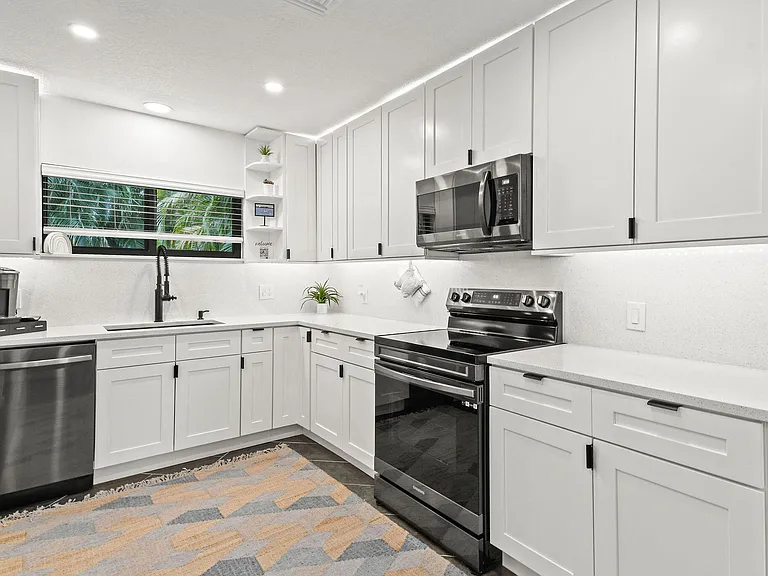 630 NE 15th Pl — Photo 11