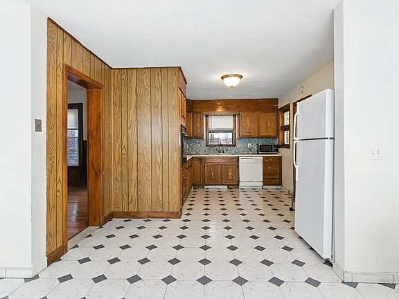 3rd image of 647 E 3rd St #1