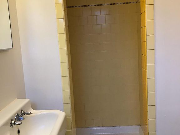 5th image of 711 W Pine St #A