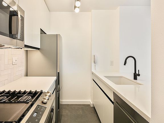 4th image of 235 W 56th St APT 33