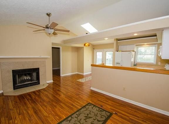4th image of 3332 E Jefferson Sq