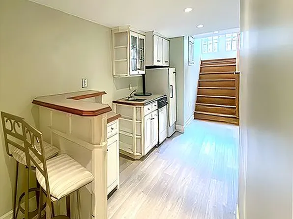 21 Melgund Rd, Toronto, ON M5R 1Z9