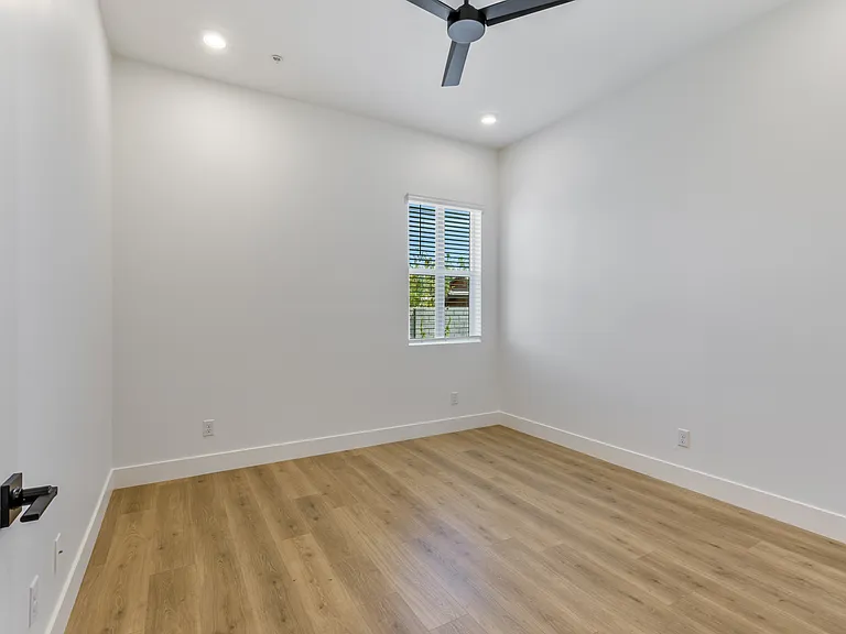 1580 W Garfield St — Photo 12