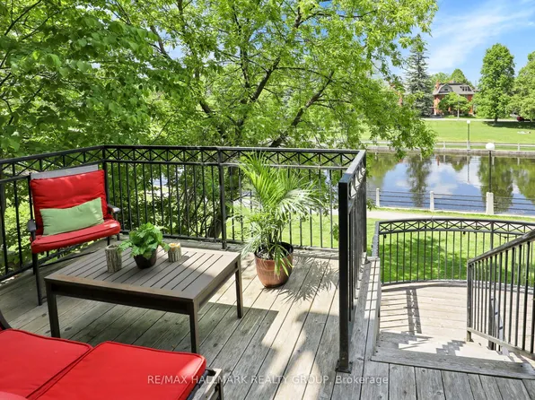 49 B 1st Ave, Ottawa, ON K1S 2G1