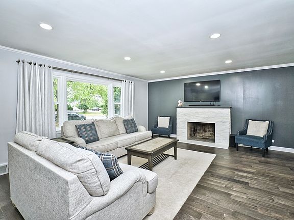 2nd image of 3907 W Albion Ave