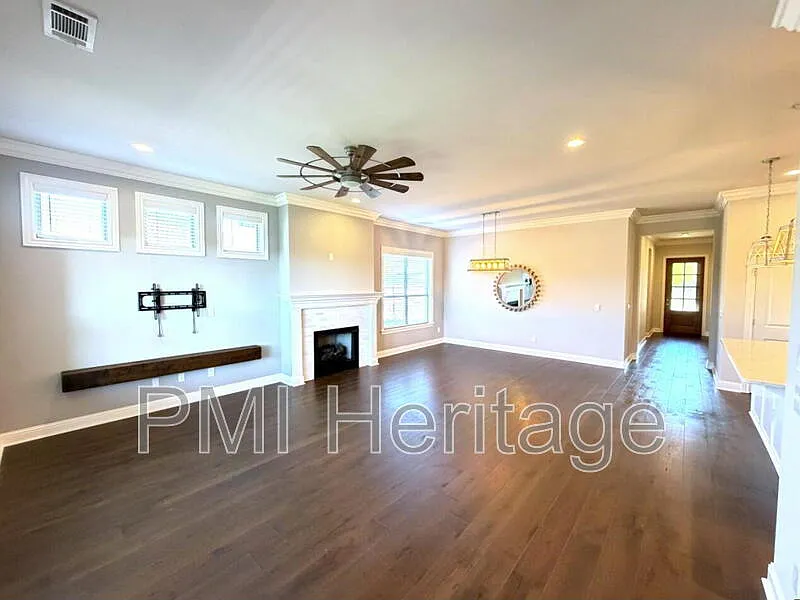 3 bed, 3.0 bath, 2400 sqft, $2,945 — Photo 4