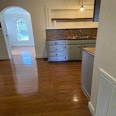 2108 Anderson St — Photo 3