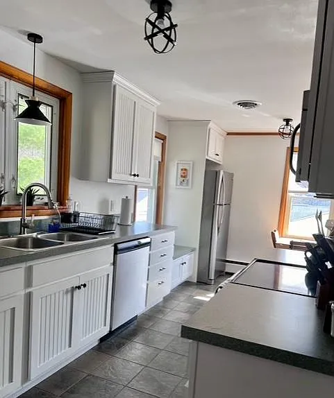 701 Thompson St — Photo 3