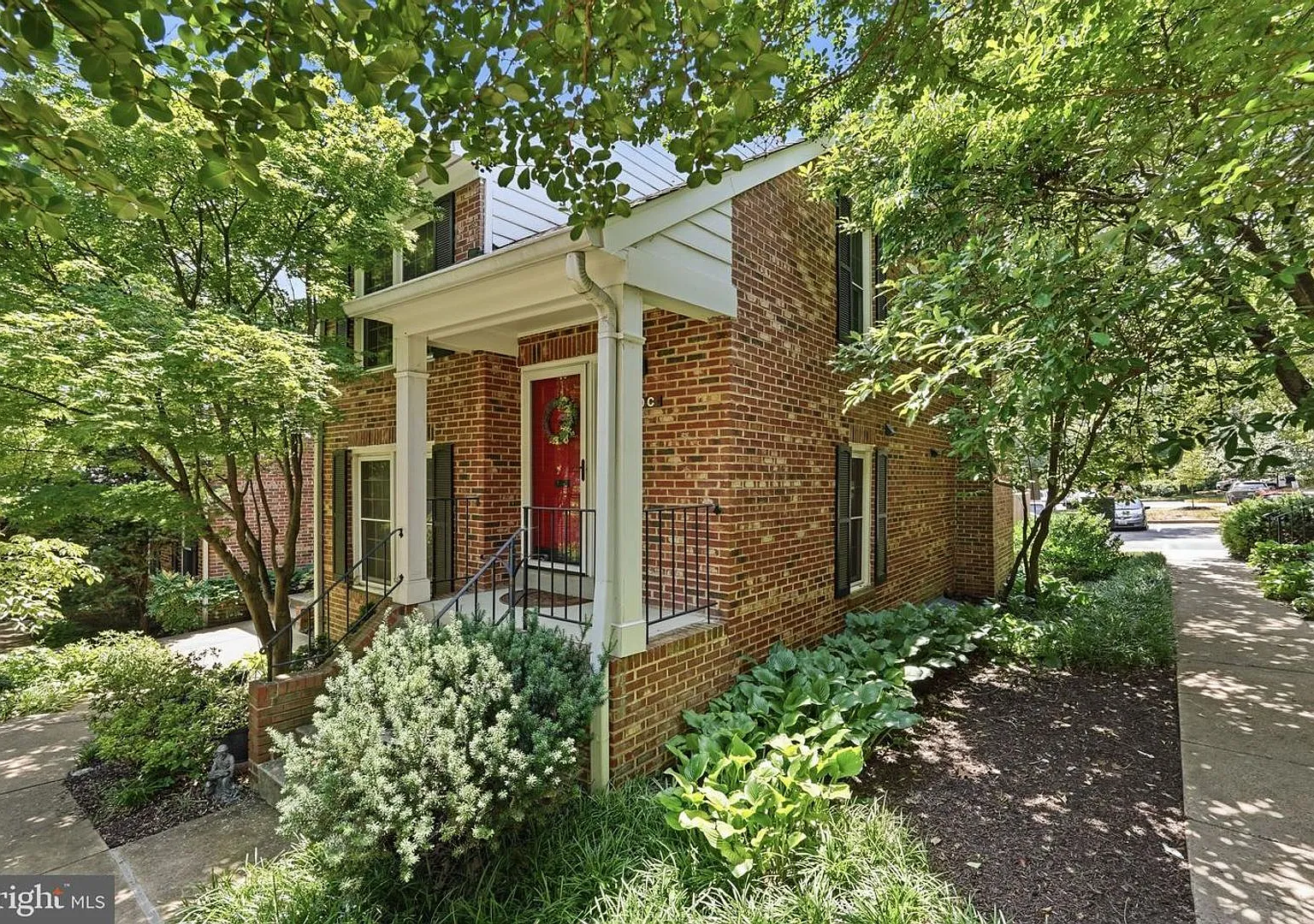 Welcome to 2510 S. Walter Reed Drive, a beautifully maintained residence nestled in one of Arling... — Photo 2