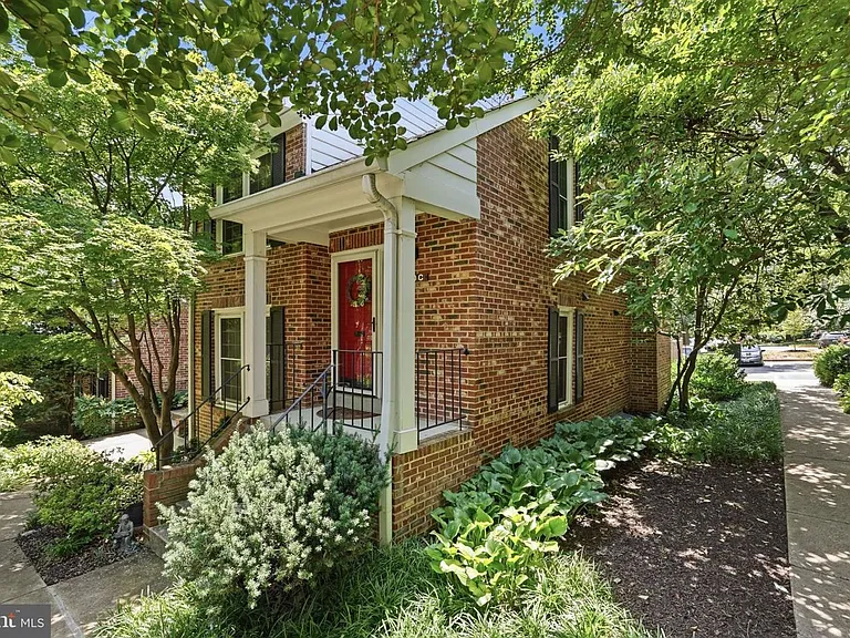 2510C S Walter Reed Dr — Photo 2