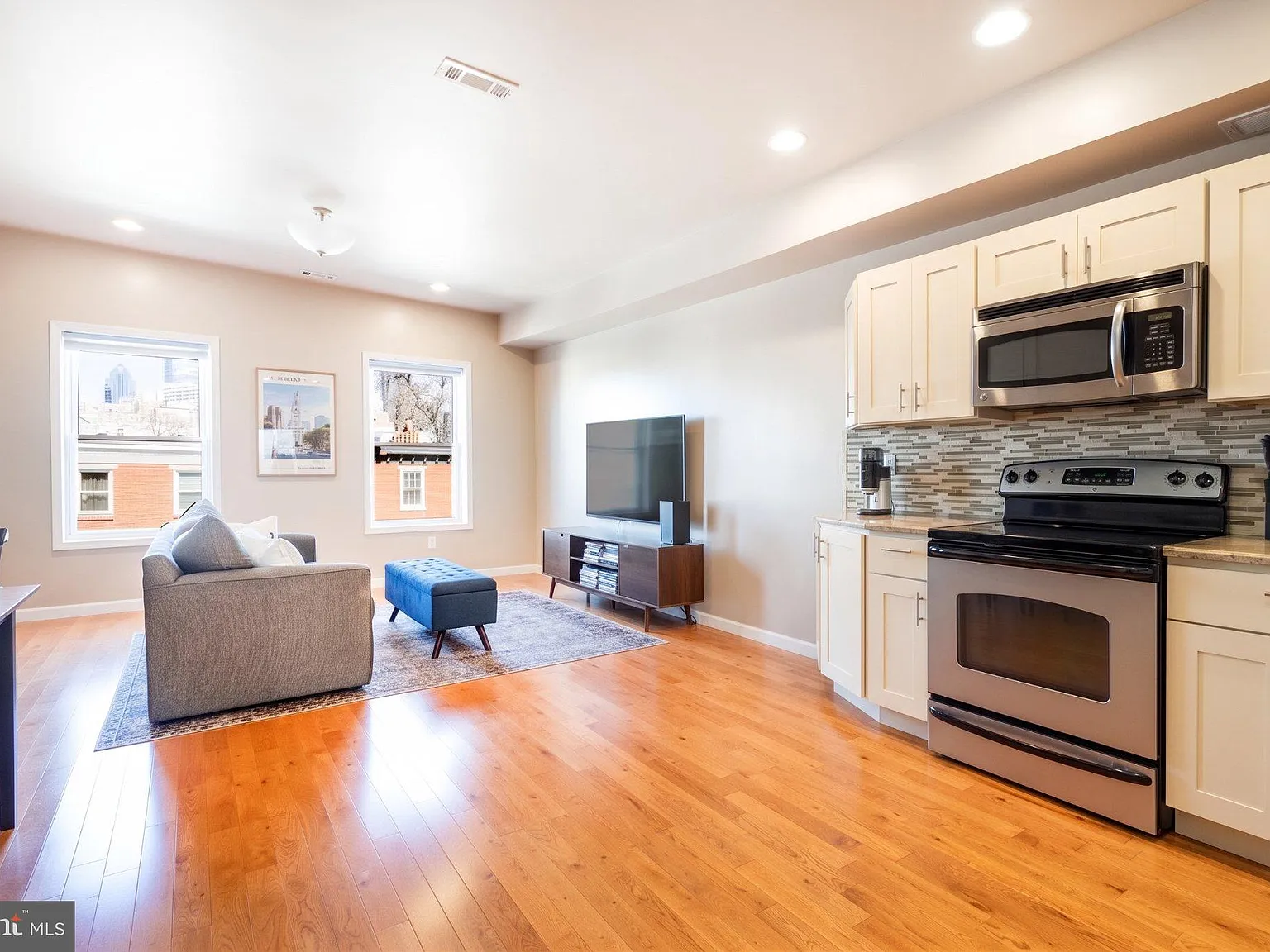 1 bed, 1.0 bath, 1301 sqft, $2,300 — Photo 3