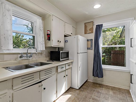 4th image of 605 Maple Ave