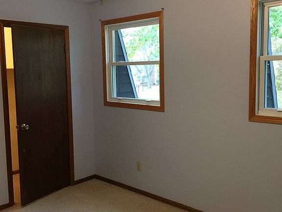 5th image of 132-134-136-138 Maple Dr