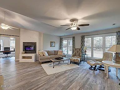 3rd image of 124 Holly Tree Ln