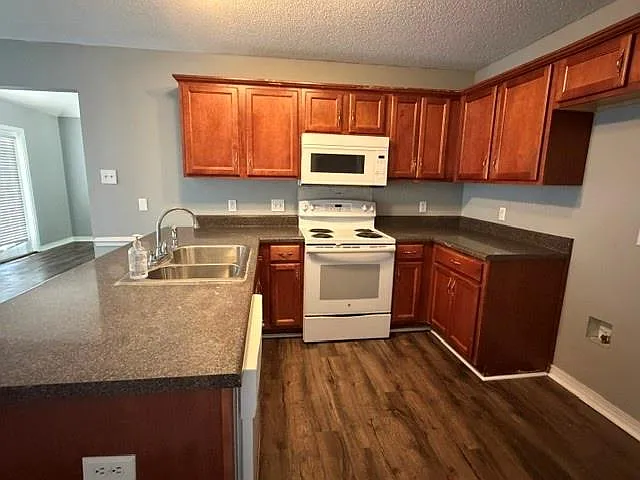 4 bed, 2.0 bath, 1752 sqft, $1,950 — Photo 3