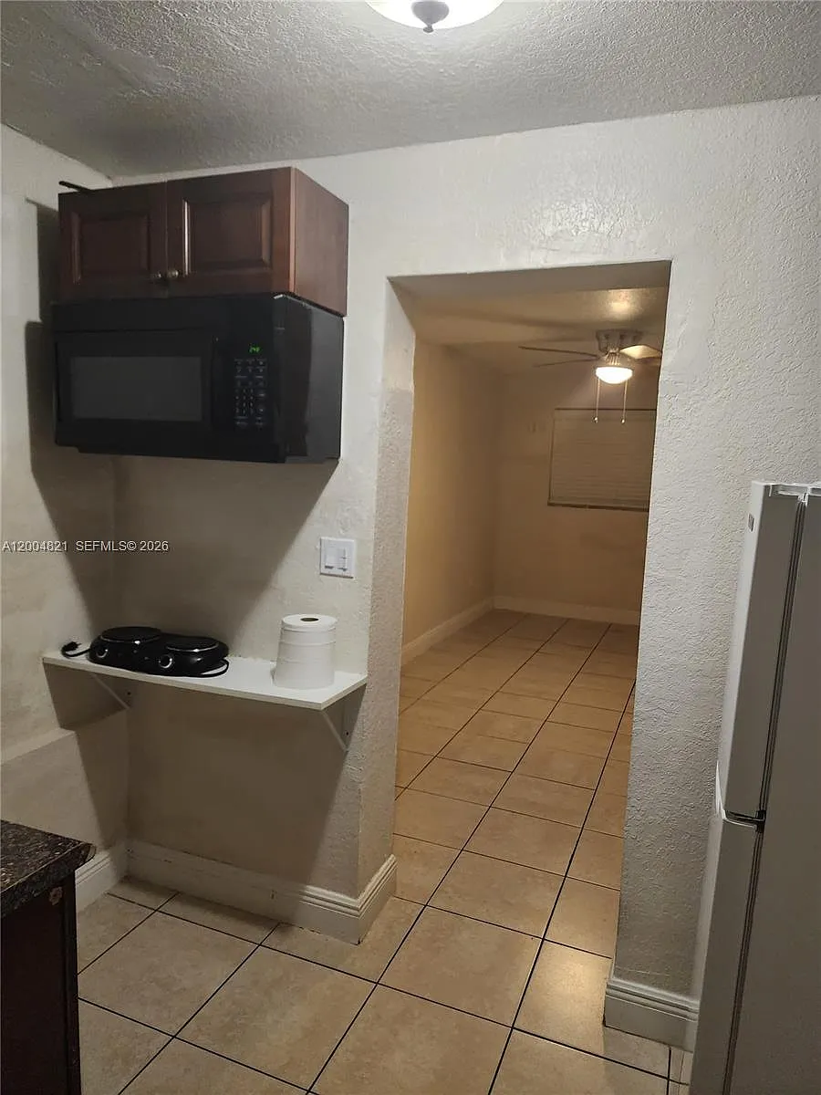 Building Photo - 6421 SW 18th St #1