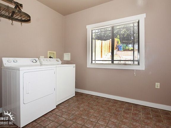 5th image of 138 Douglas St