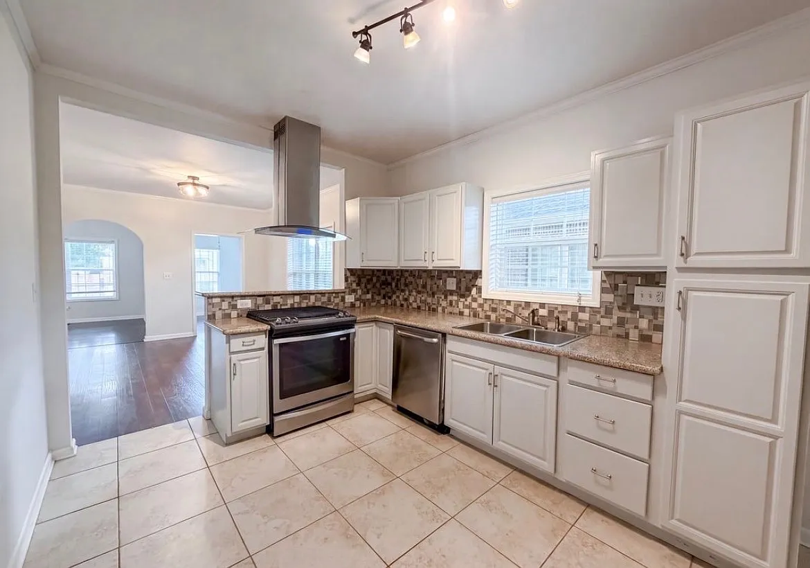 3 bed, 1401 sqft, $2,700 — Photo 2