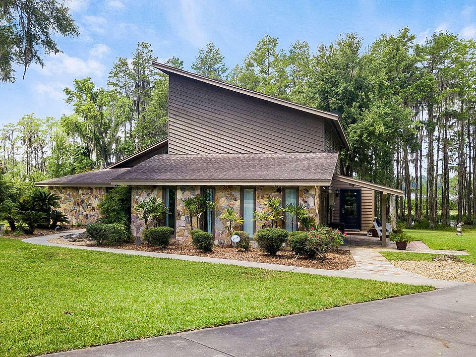 1st image of 302 NW Cypress Cove Dr