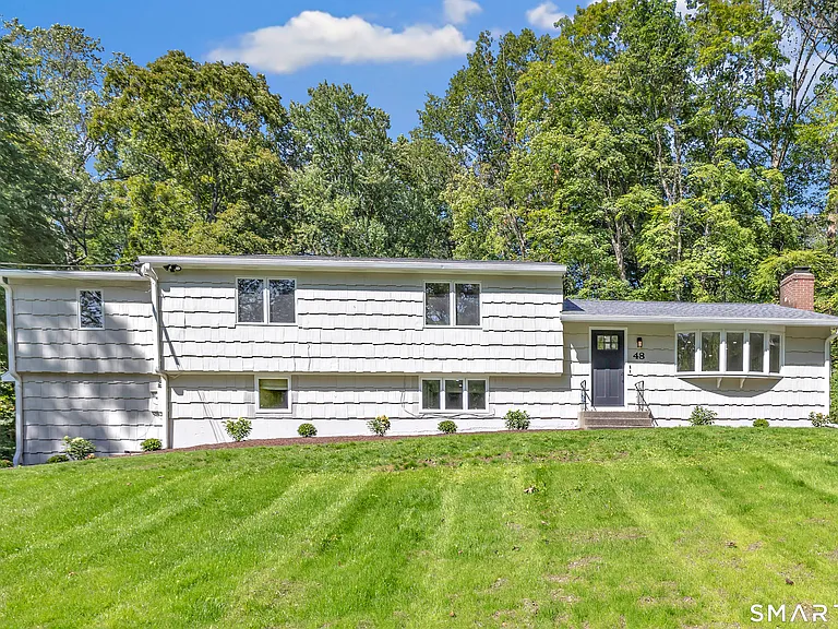48 Crestwood Rd — Photo 2